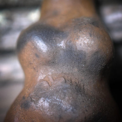 Taschengöttin – archaische Begleiterin aus Ton, handgefertigt in traditioneller Rauchbrandkunst - Art.Nr.: TAS008