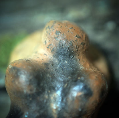 Taschengöttin mit Spirale – archaische Begleiterin aus Ton, handgefertigt im Rauchbrand - Art.Nr.: TAS009