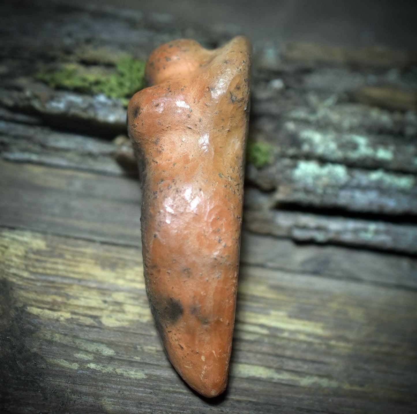 Taschengöttin mit Spirale – archaische Begleiterin aus Ton, handgefertigt im Rauchbrand - Art.Nr.: TAS009