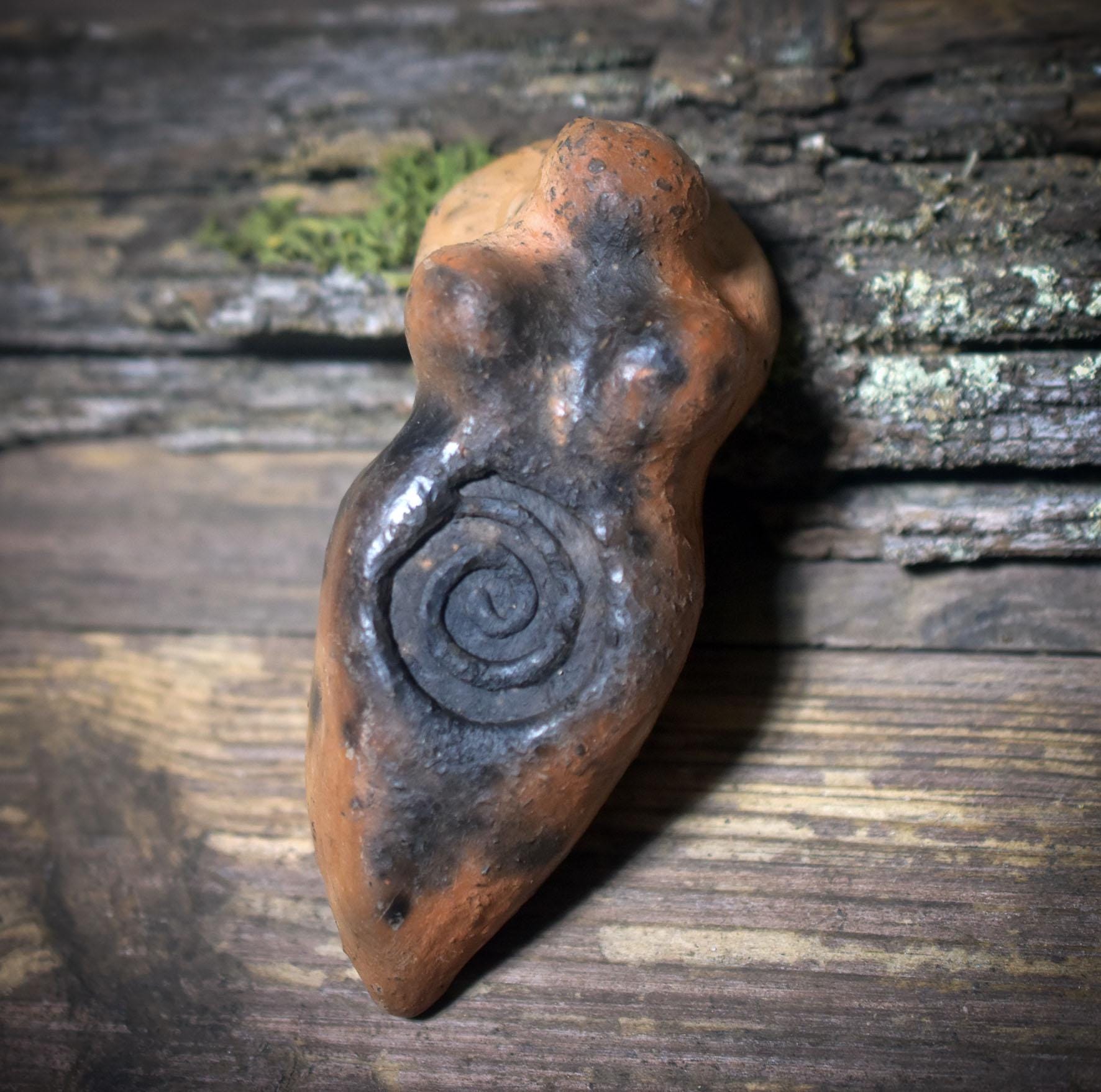 Taschengöttin mit Spirale – archaische Begleiterin aus Ton, handgefertigt im Rauchbrand - Art.Nr.: TAS009