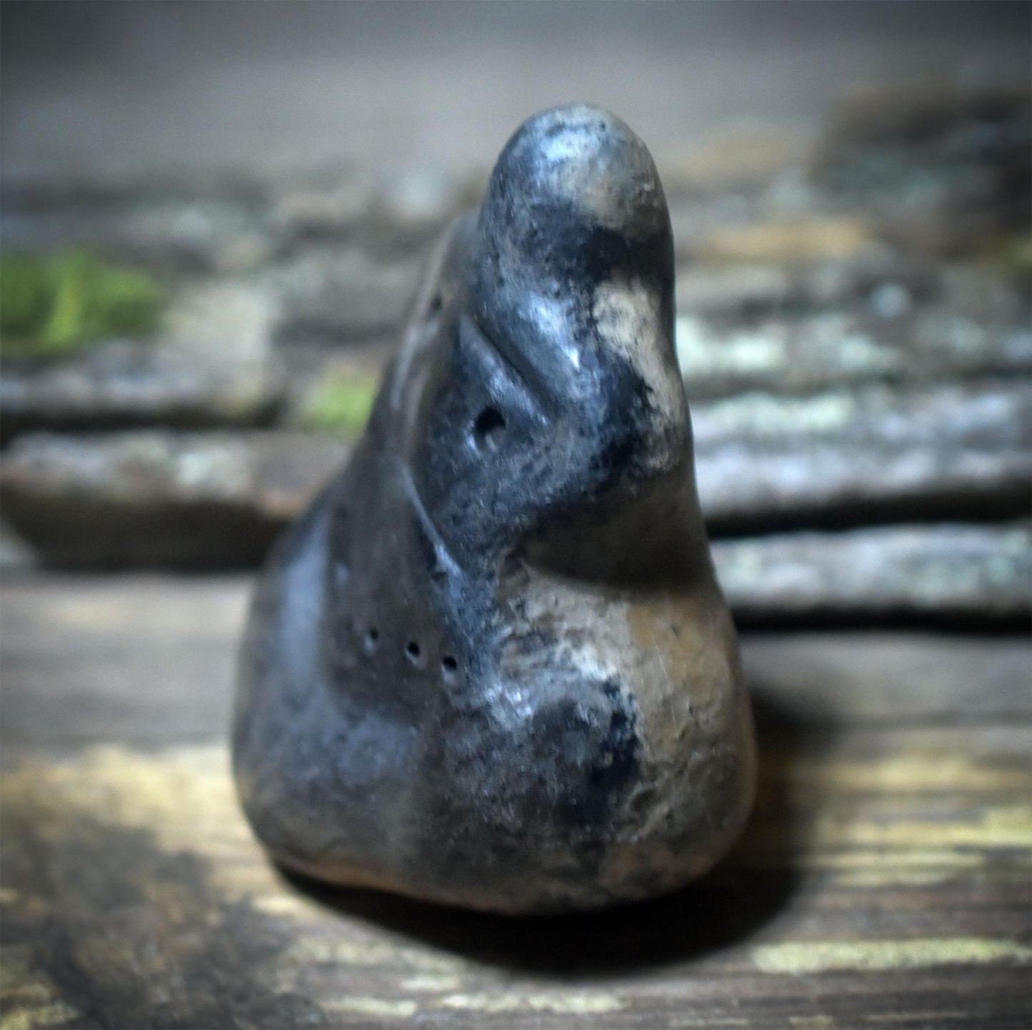 Taschengöttin – archaische sitzende Göttin, neolithisch inspiriert, handgefertigt im traditionellen Rauchbrand - Art.Nr.: TAS010