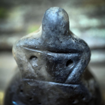 Taschengöttin – archaische sitzende Göttin, neolithisch inspiriert, handgefertigt im traditionellen Rauchbrand - Art.Nr.: TAS010