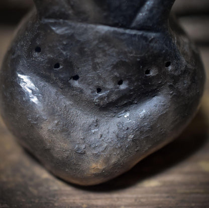 Taschengöttin – archaische sitzende Göttin, neolithisch inspiriert, handgefertigt im traditionellen Rauchbrand - Art.Nr.: TAS010