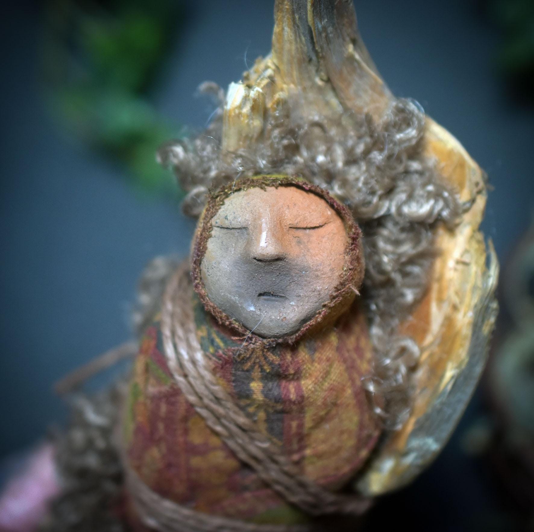 Spirit Doll – Trauerpuppe oder Altarpuppe, gepucktes Baby auf Wurzelholz, traditionelle Rauchbrandkunst - Art.Nr.: SDO015