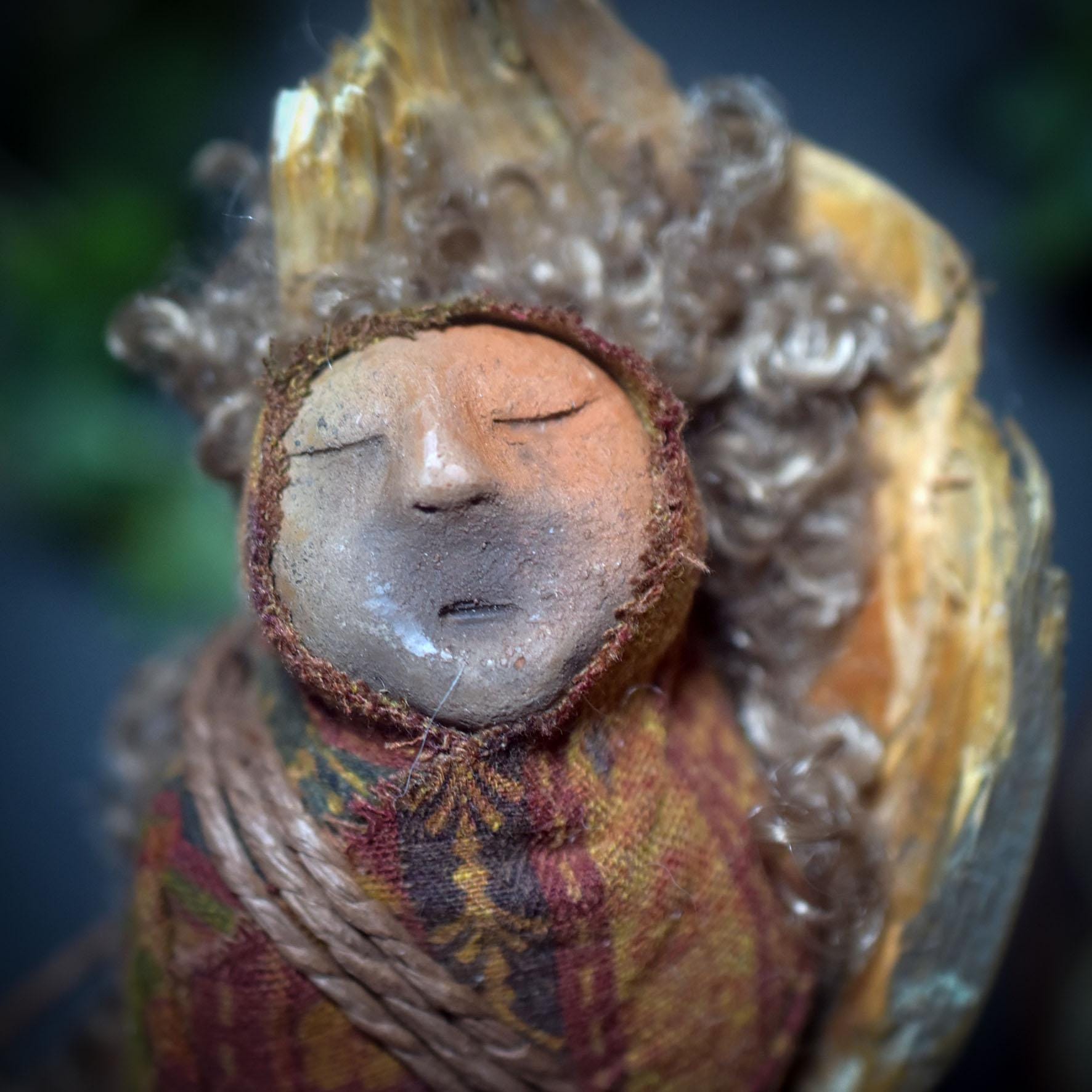 Spirit Doll – Trauerpuppe oder Altarpuppe, gepucktes Baby auf Wurzelholz, traditionelle Rauchbrandkunst - Art.Nr.: SDO015