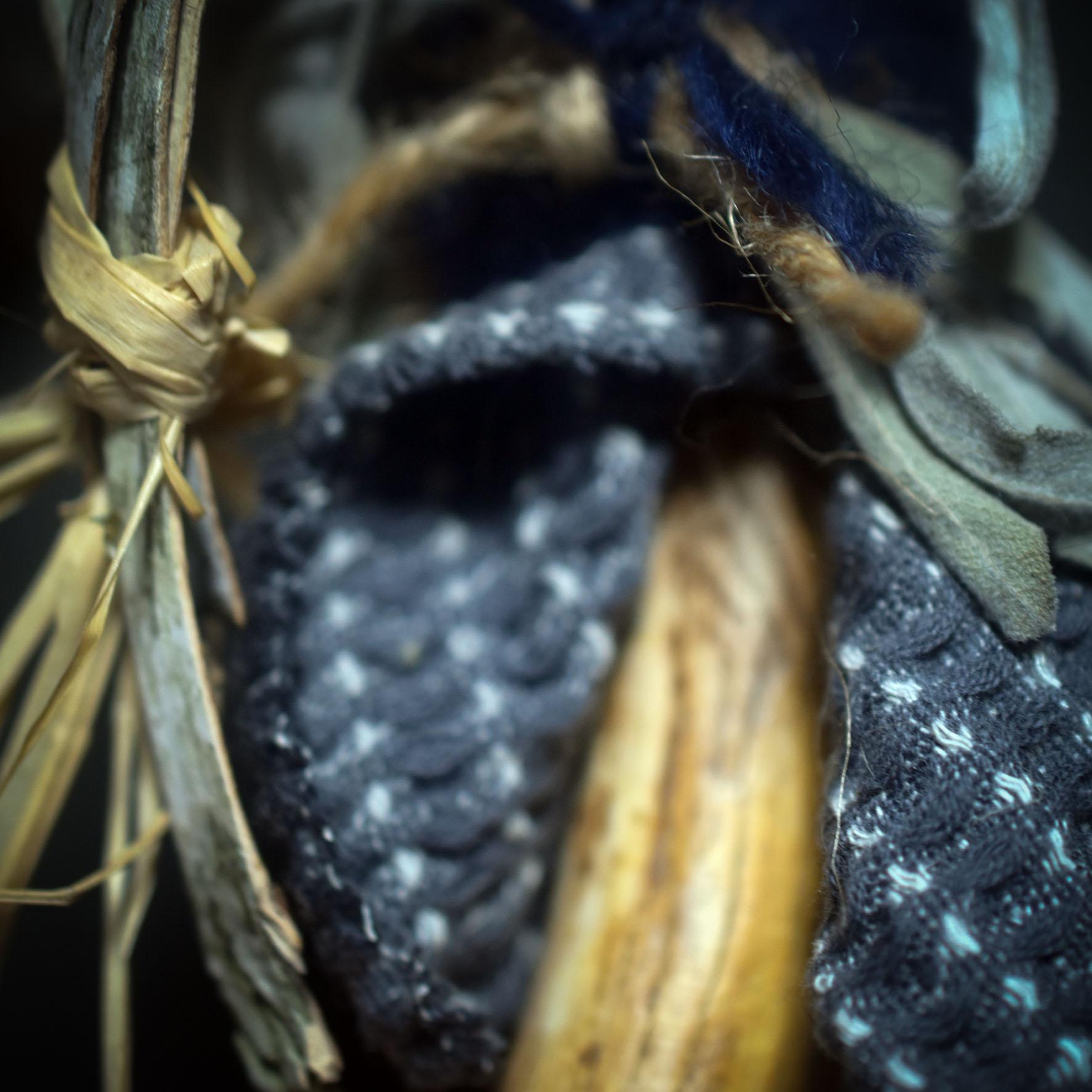 Hüterin des Neubeginns – Spirit Doll aus traditionell gebranntem Ton, Birkenrinde, Wolle & Salbei - Art.Nr.: SDO015