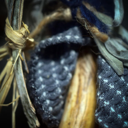 Hüterin des Neubeginns – Spirit Doll aus traditionell gebranntem Ton, Birkenrinde, Wolle & Salbei - Art.Nr.: SDO015