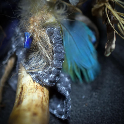 Hüterin des Neubeginns – Spirit Doll aus traditionell gebranntem Ton, Birkenrinde, Wolle & Salbei - Art.Nr.: SDO015