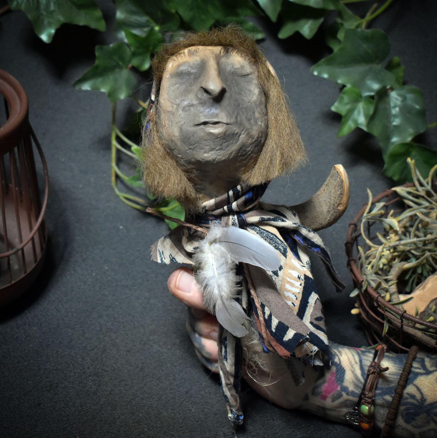 Spirit Doll „Die alte Klangwanderin“ – Altarpuppe mit Tonkopf, Wolle, Federn und Glöckchen - Art.Nr.: SDO017