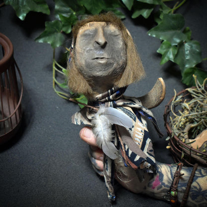 Spirit Doll „Die alte Klangwanderin“ – Altarpuppe mit Tonkopf, Wolle, Federn und Glöckchen - Art.Nr.: SDO017