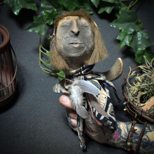 Spirit Doll „Die alte Klangwanderin“ – Altarpuppe mit Tonkopf, Wolle, Federn und Glöckchen - Art.Nr.: SDO017