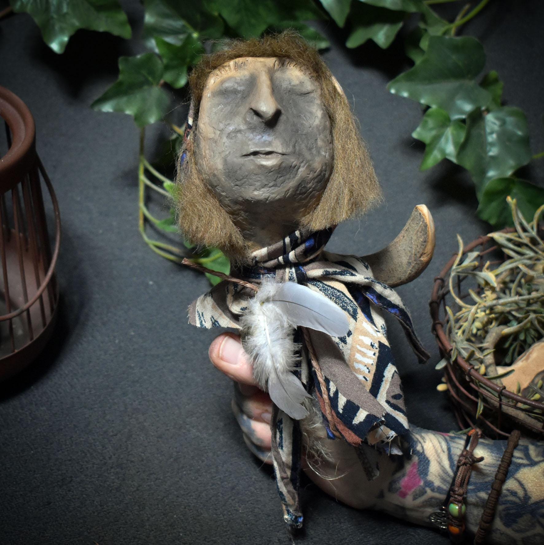 Spirit Doll „Die alte Klangwanderin“ – Altarpuppe mit Tonkopf, Wolle, Federn und Glöckchen