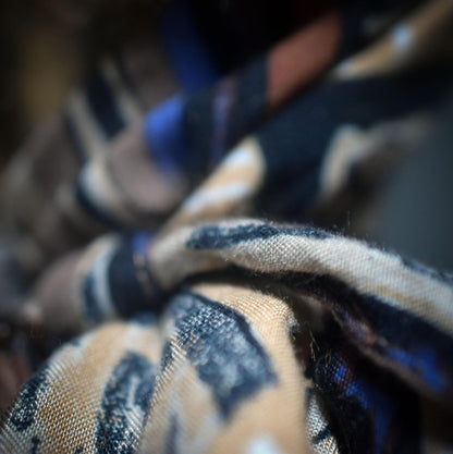 Spirit Doll „Die alte Klangwanderin“ – Altarpuppe mit Tonkopf, Wolle, Federn und Glöckchen - Art.Nr.: SDO017