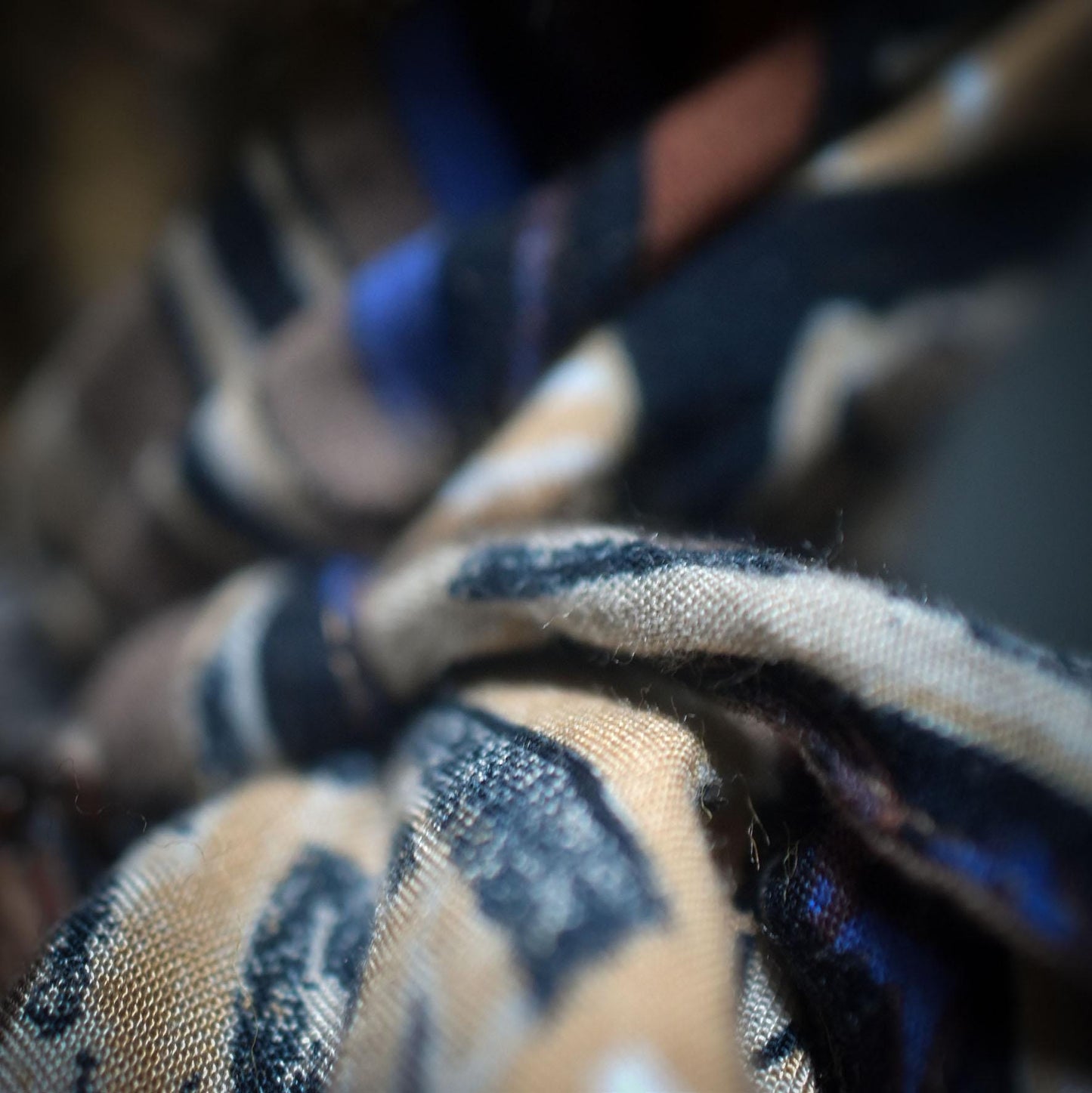 Spirit Doll „Die alte Klangwanderin“ – Altarpuppe mit Tonkopf, Wolle, Federn und Glöckchen