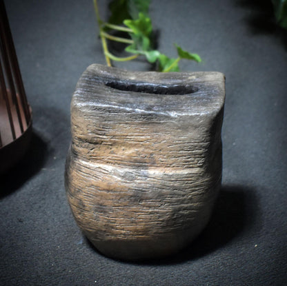 Wächter deiner inneren Wege – der archaische Wunschhüter aus Rauchbrand-Ton - dein spiritueller Begleiter