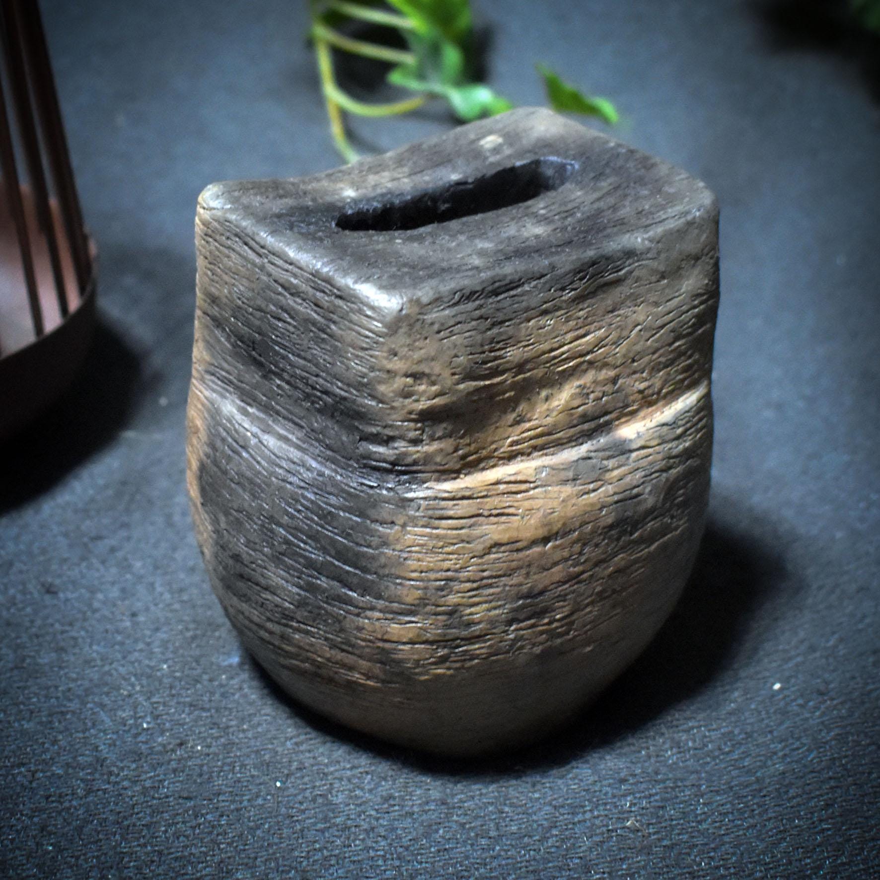 Wächter deiner inneren Wege – der archaische Wunschhüter aus Rauchbrand-Ton - dein spiritueller Begleiter