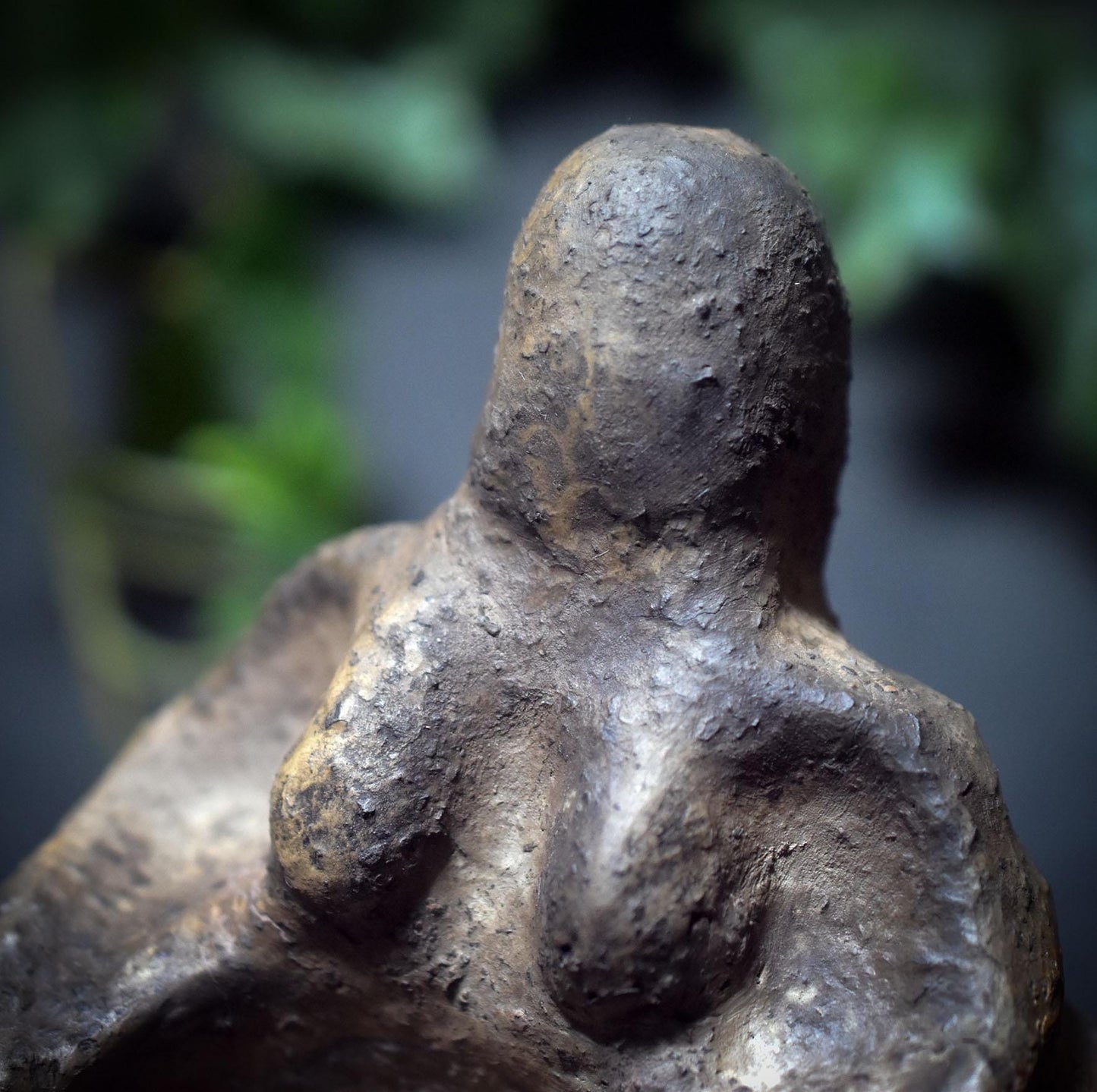 Die Göttin der Gaben – matriarchale Opferschale aus Rauchbrand-Ton - Ritualgegenstand - Art.Nr.: SKU162