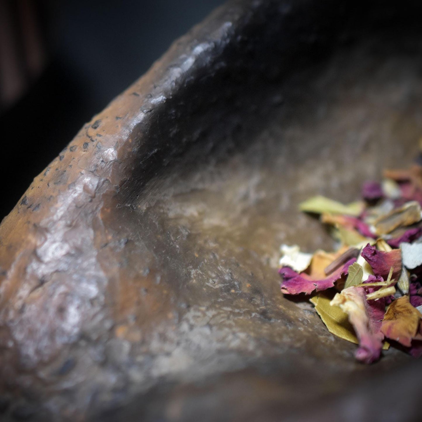 Archaische Göttin für deine persönlichen Gaben – matriarchale Opferschale aus Rauchbrand-Ton - Ritualgegenstand