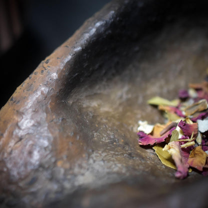 Archaische Göttin für deine persönlichen Gaben – matriarchale Opferschale aus Rauchbrand-Ton - Ritualgegenstand