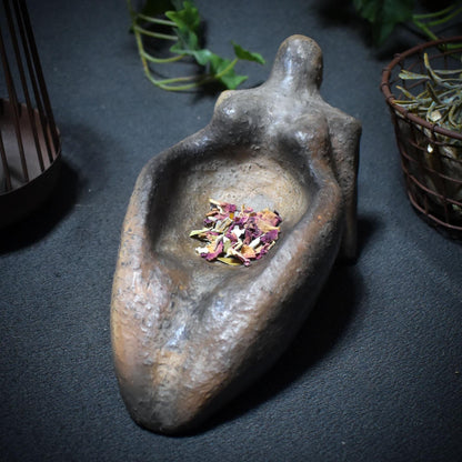Archaische Göttin für deine persönlichen Gaben – matriarchale Opferschale aus Rauchbrand-Ton - Ritualgegenstand - Art.Nr.: SKU163
