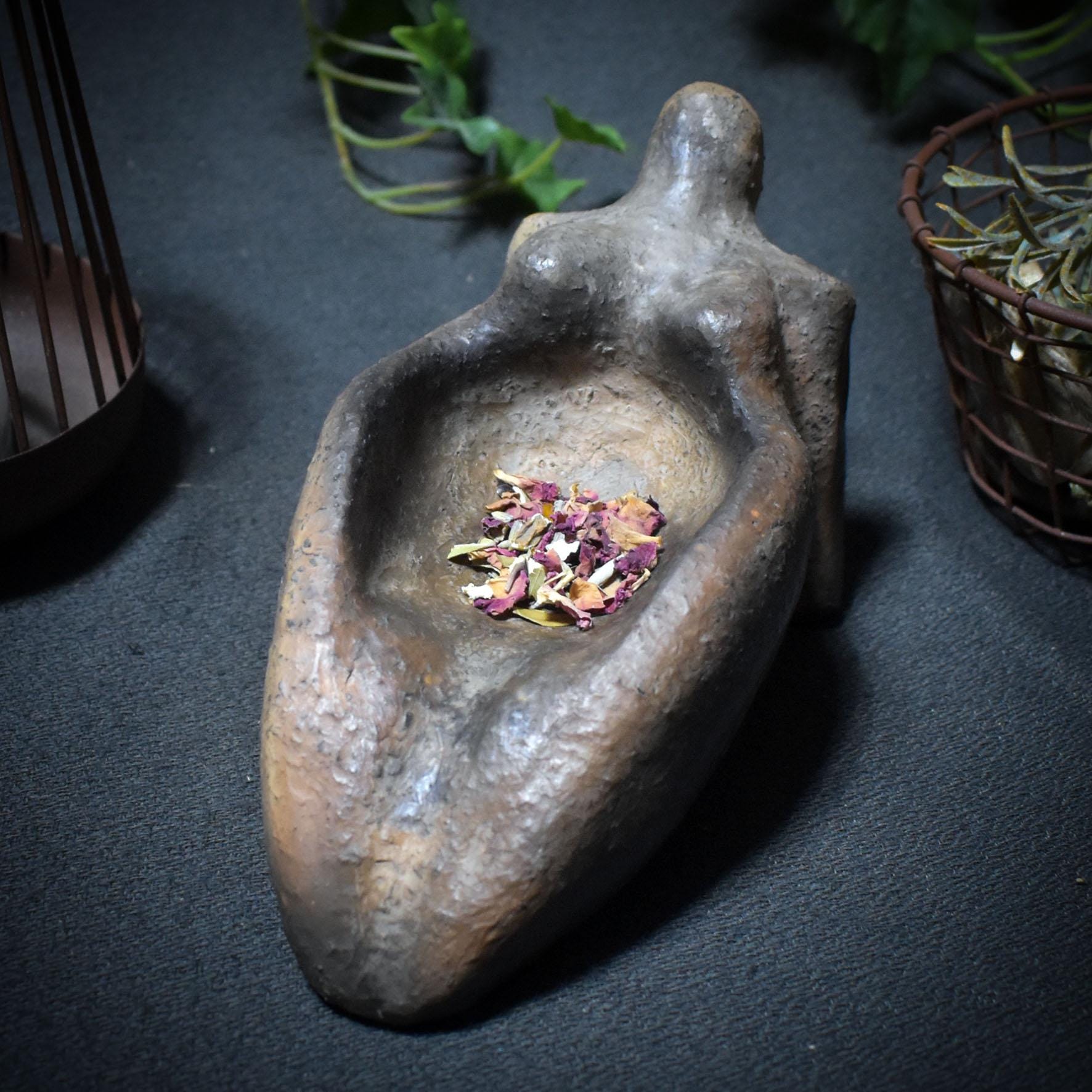 Archaische Göttin für deine persönlichen Gaben – matriarchale Opferschale aus Rauchbrand-Ton - Ritualgegenstand
