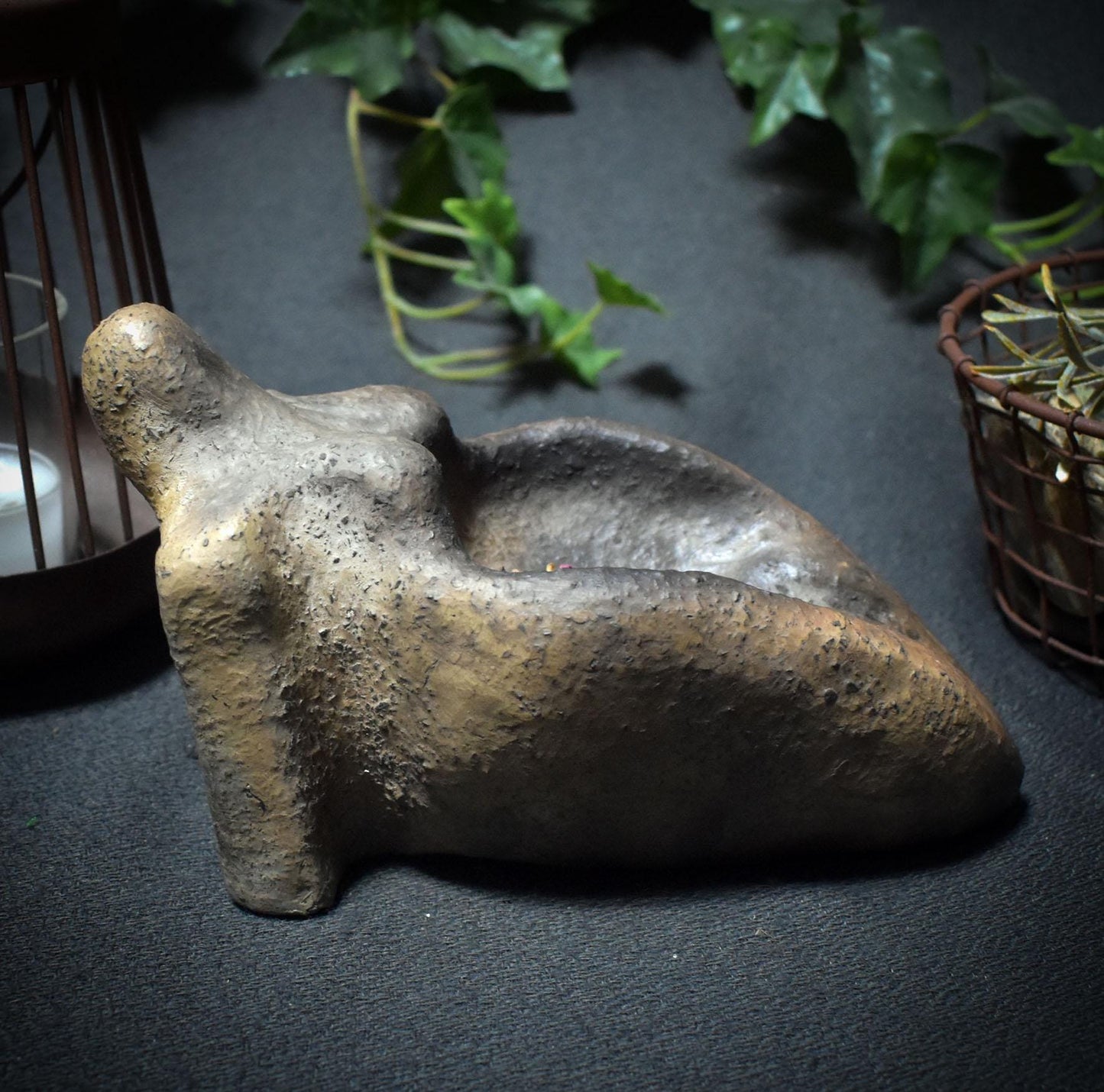 Archaische Göttin für deine persönlichen Gaben – matriarchale Opferschale aus Rauchbrand-Ton - Ritualgegenstand - Art.Nr.: SKU163