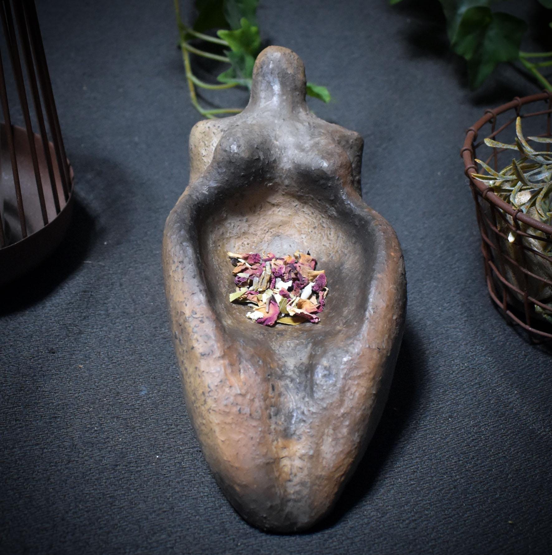 Archaische Göttin für deine persönlichen Gaben – matriarchale Opferschale aus Rauchbrand-Ton - Ritualgegenstand - Art.Nr.: SKU163