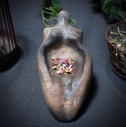 Archaische Göttin für deine persönlichen Gaben – matriarchale Opferschale aus Rauchbrand-Ton - Ritualgegenstand - Art.Nr.: SKU163