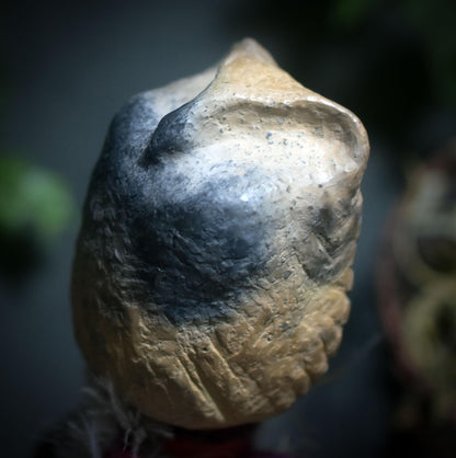 Ritualstab „Intuition“ – archaische Eule mit Amethyst, Wolle und Kupfer