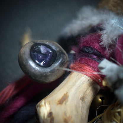 Ritualstab „Intuition“ – archaische Eule mit Amethyst, Wolle und Kupfer - Art.Nr.: RST033