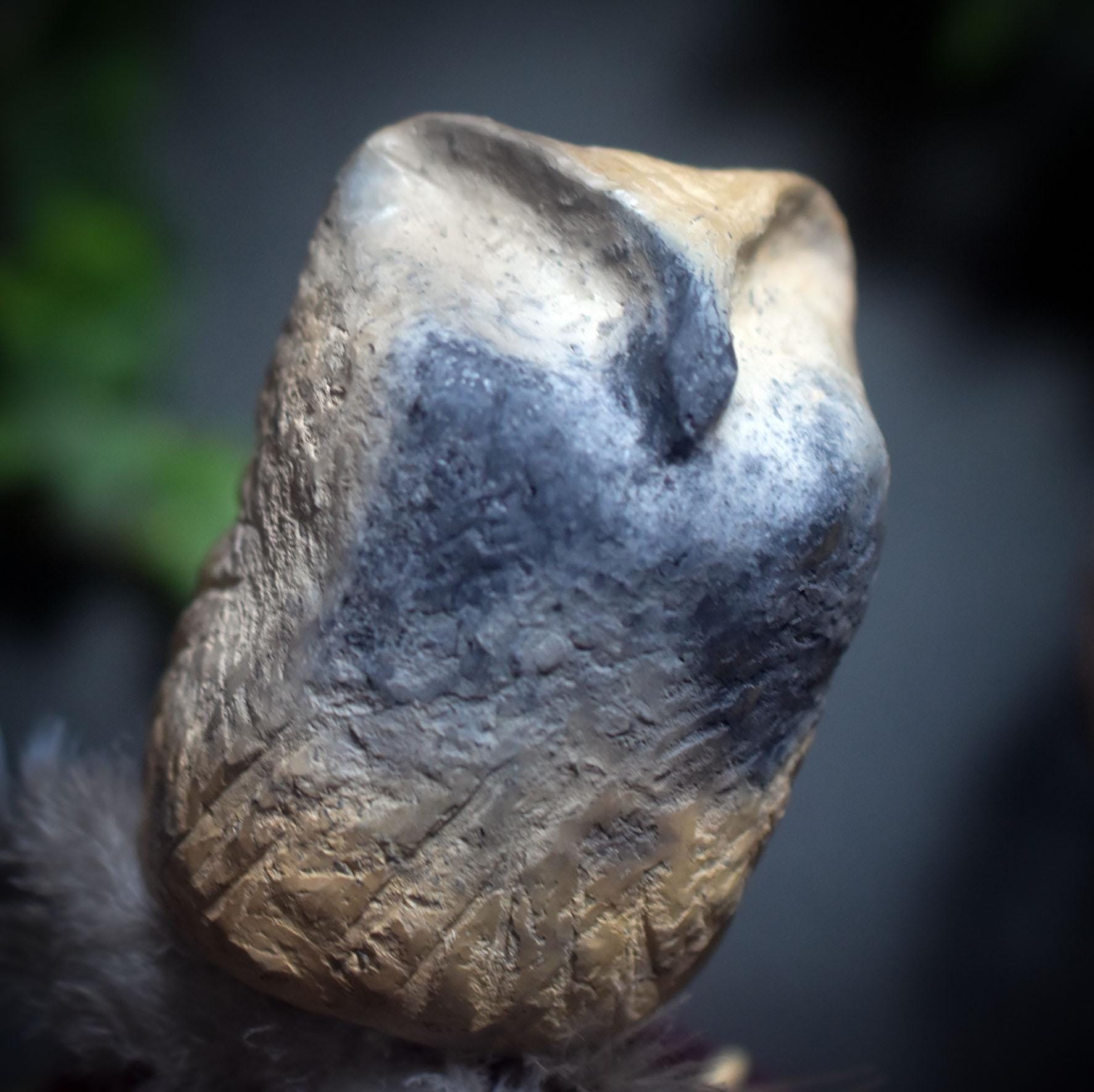 Ritualstab „Intuition“ – archaische Eule mit Amethyst, Wolle und Kupfer