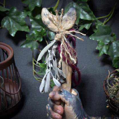 Ritualstab „Intuition“ – Halbmond aus Ton mit Amethysten, Kupfer und Wolle