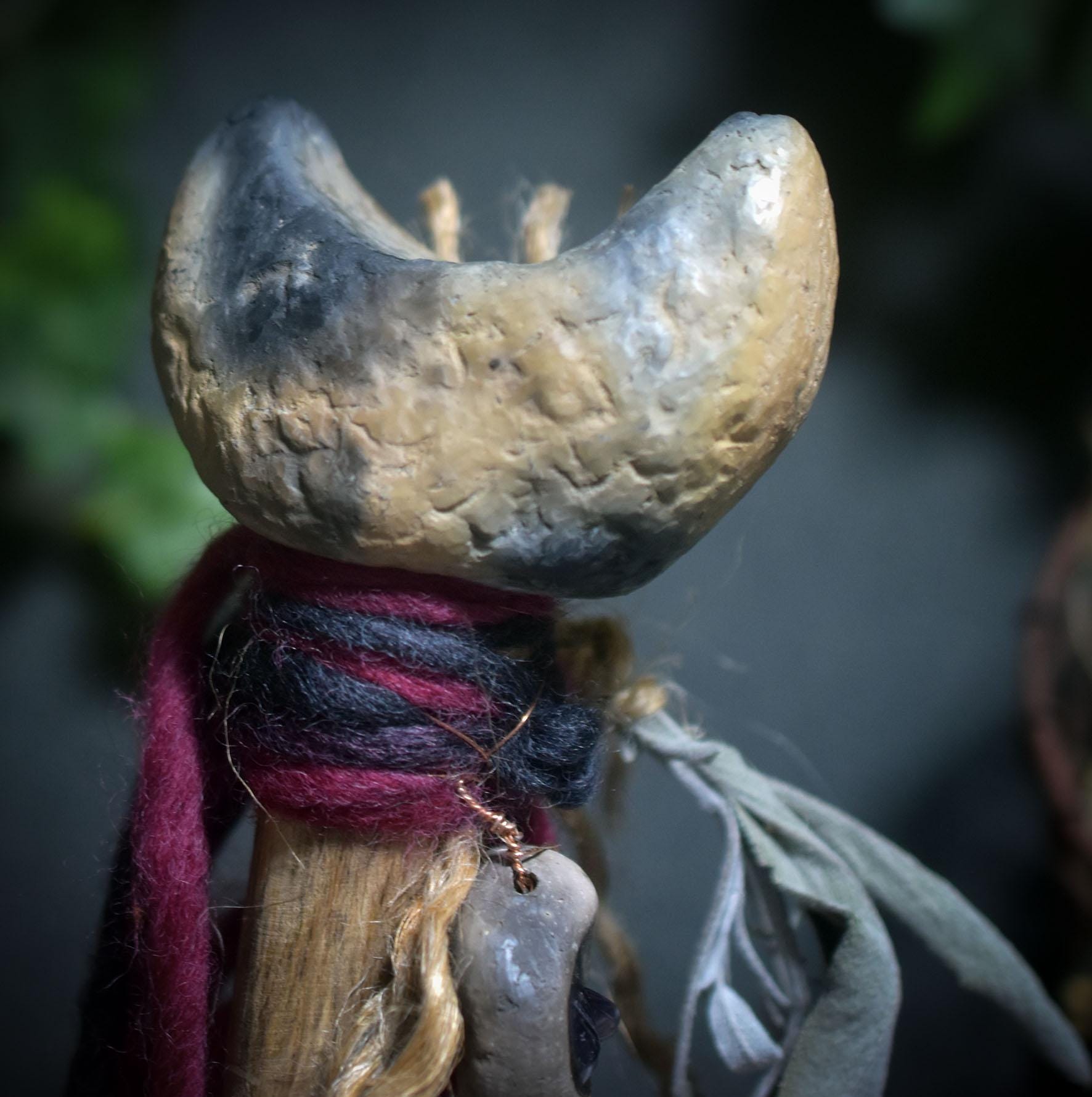 Ritualstab „Intuition“ – Halbmond aus Ton mit Amethysten, Kupfer und Wolle - Art.Nr.: RST034