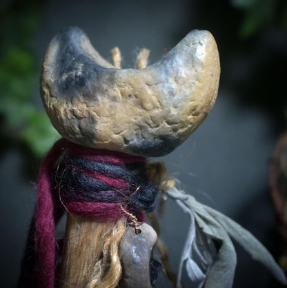 Ritualstab „Intuition“ – Halbmond aus Ton mit Amethysten, Kupfer und Wolle - Art.Nr.: RST034