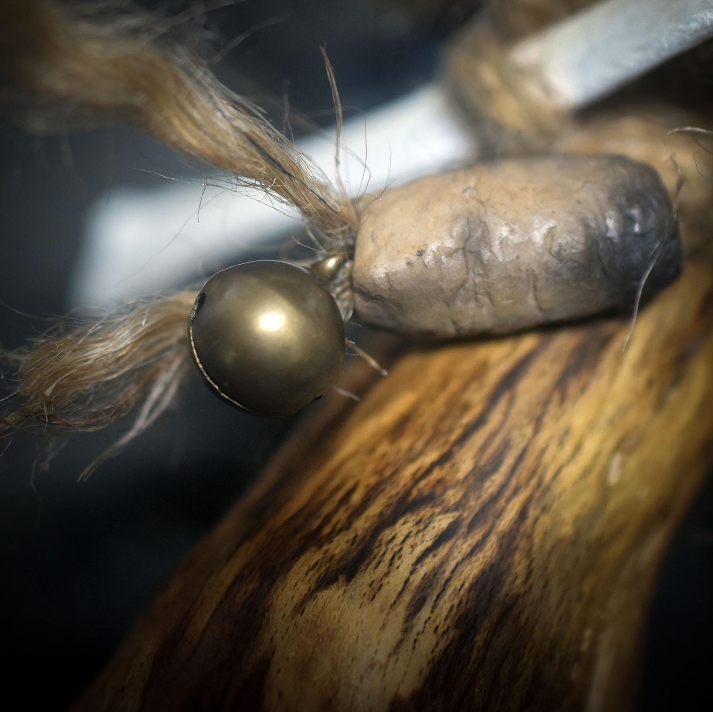 Der Sehende – archaischer Ritualstab/schamanische Rassel mit Klangkörper aus Rauchbrand-Ton - Art.Nr.: SRA051