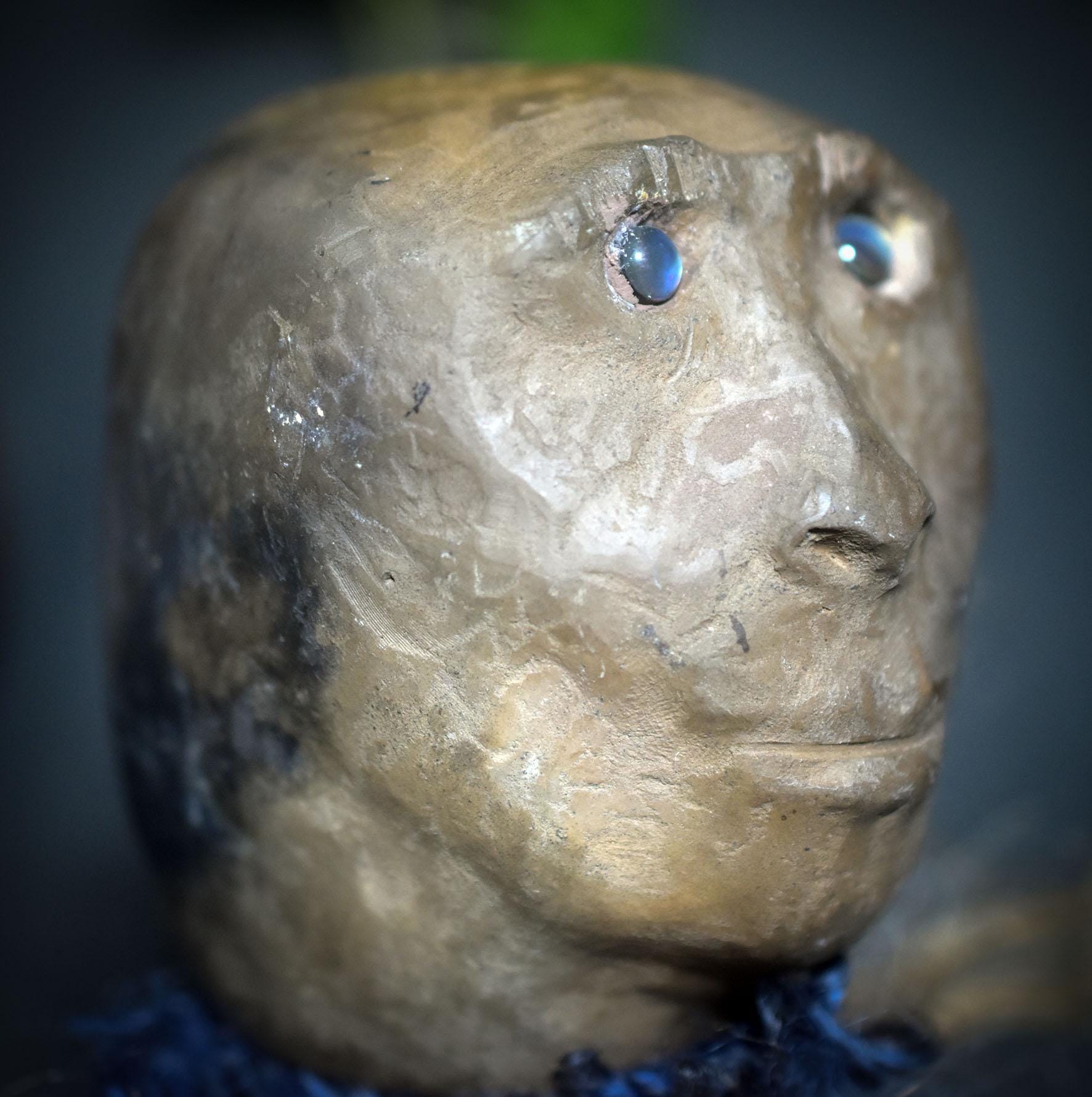 Der Sehende – archaischer Ritualstab/schamanische Rassel mit Klangkörper aus Rauchbrand-Ton