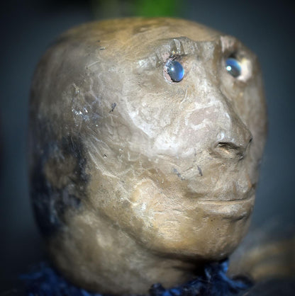 Der Sehende – archaischer Ritualstab/schamanische Rassel mit Klangkörper aus Rauchbrand-Ton