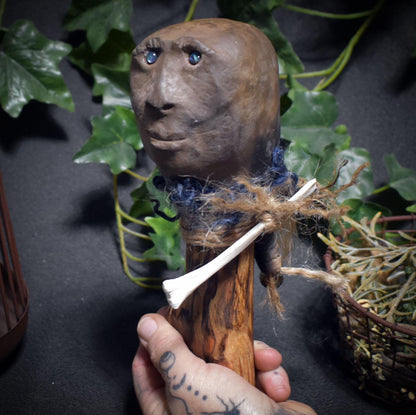 Der Sehende – archaischer Ritualstab/schamanische Rassel mit Klangkörper aus Rauchbrand-Ton - Art.Nr.: SRA051