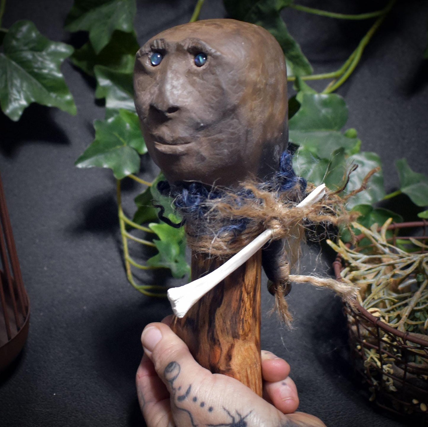 Der Sehende – archaischer Ritualstab/schamanische Rassel mit Klangkörper aus Rauchbrand-Ton