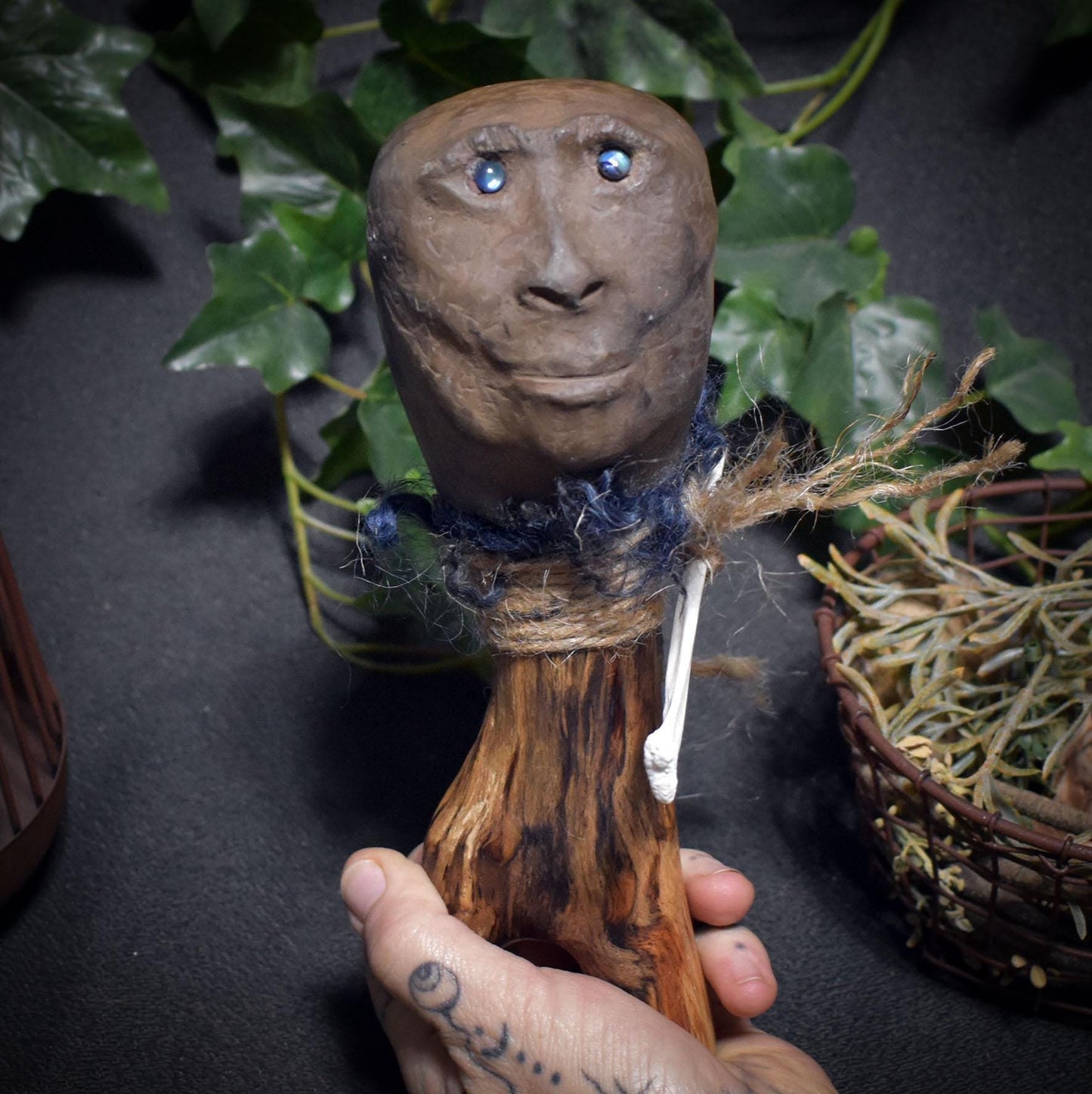 Der Sehende – archaischer Ritualstab/schamanische Rassel mit Klangkörper aus Rauchbrand-Ton - Art.Nr.: SRA051