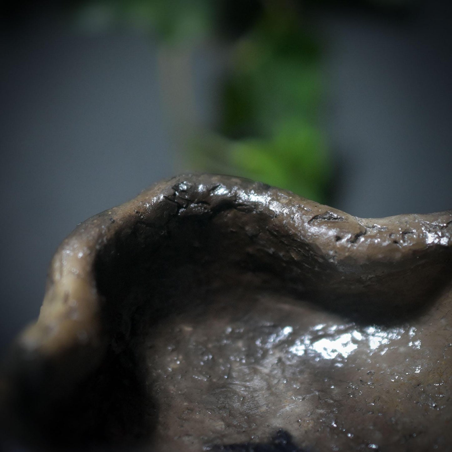 Tor zwischen den Welten – Schädel in Rauchbrandkunst als 4-in-1 Räuchergefäß - Duftlampe, Räucherstövchen, Teelichthalter - Art.Nr.: RÄG056