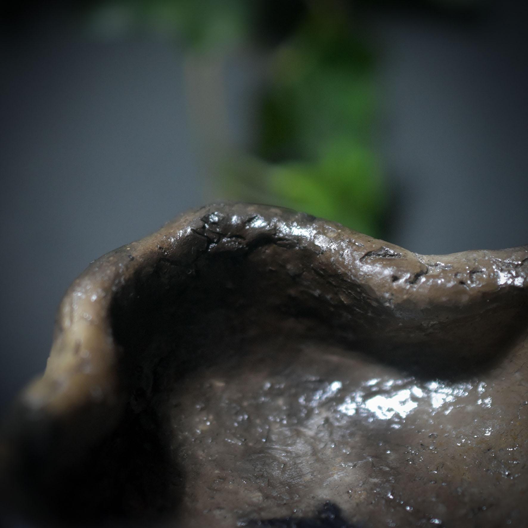 Tor zwischen den Welten – Schädel in Rauchbrandkunst als 4-in-1 Räuchergefäß - Duftlampe, Räucherstövchen, Teelichthalter