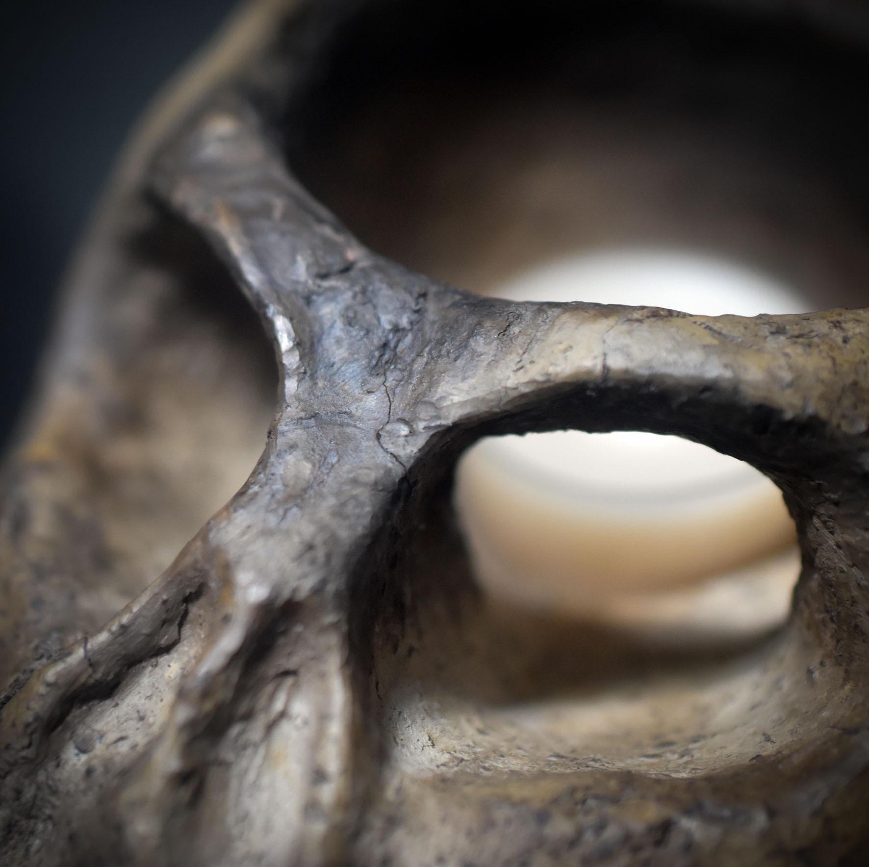 Tor zwischen den Welten – Schädel in Rauchbrandkunst als 4-in-1 Räuchergefäß - Duftlampe, Räucherstövchen, Teelichthalter - Art.Nr.: RÄG056