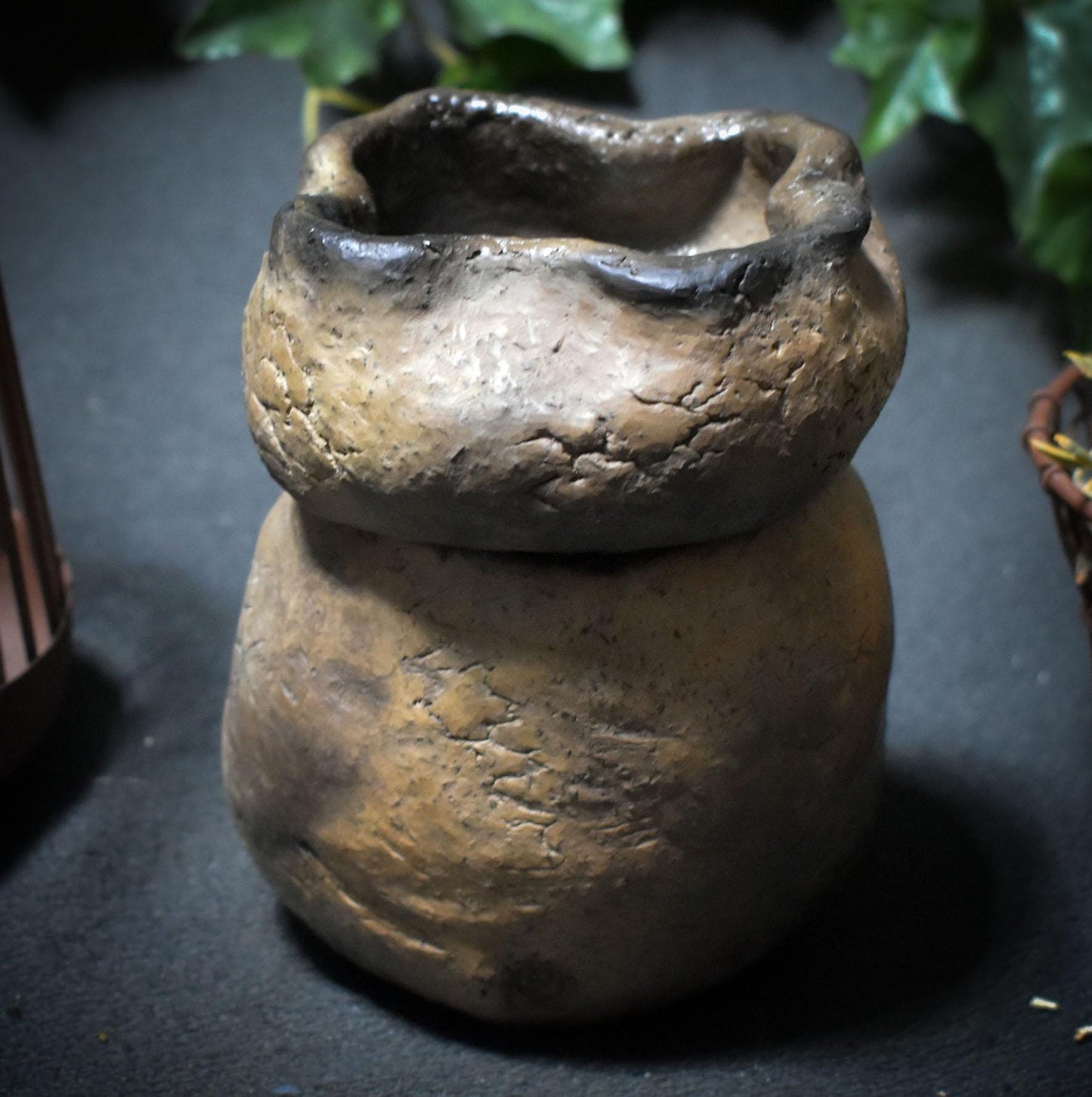 Tor zwischen den Welten – Schädel in Rauchbrandkunst als 4-in-1 Räuchergefäß - Duftlampe, Räucherstövchen, Teelichthalter