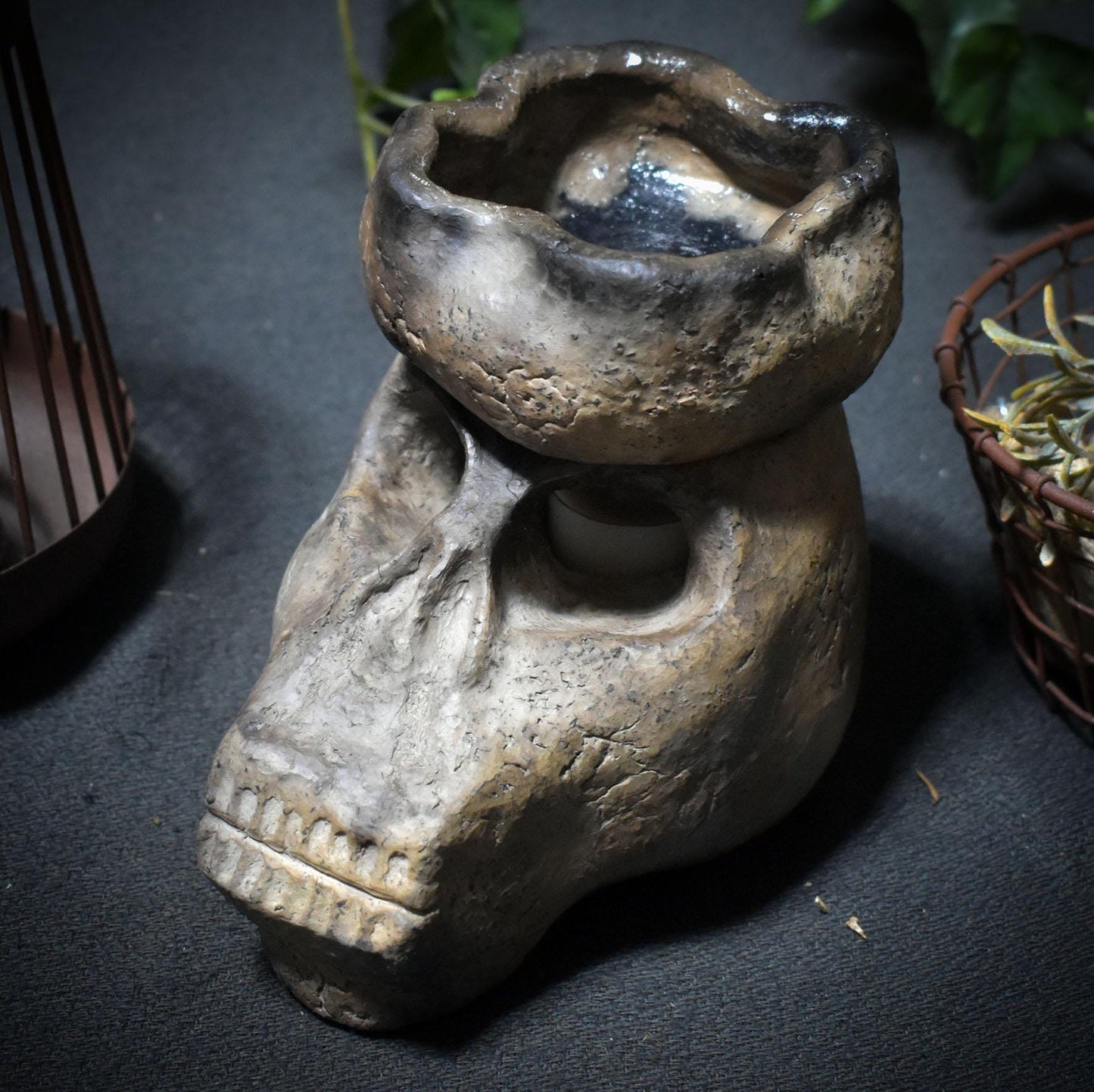 Tor zwischen den Welten – Schädel in Rauchbrandkunst als 4-in-1 Räuchergefäß - Duftlampe, Räucherstövchen, Teelichthalter - Art.Nr.: RÄG056