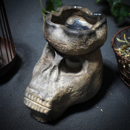Tor zwischen den Welten – Schädel in Rauchbrandkunst als 4-in-1 Räuchergefäß - Duftlampe, Räucherstövchen, Teelichthalter