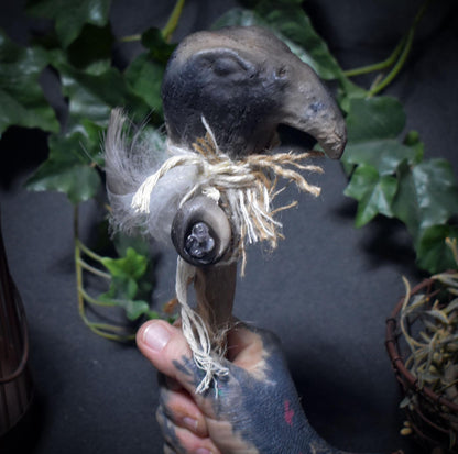 Ritualstab „Klarheit“ – Adlerkopf aus Ton mit Bergkristall, Jute und Schwanenfedern