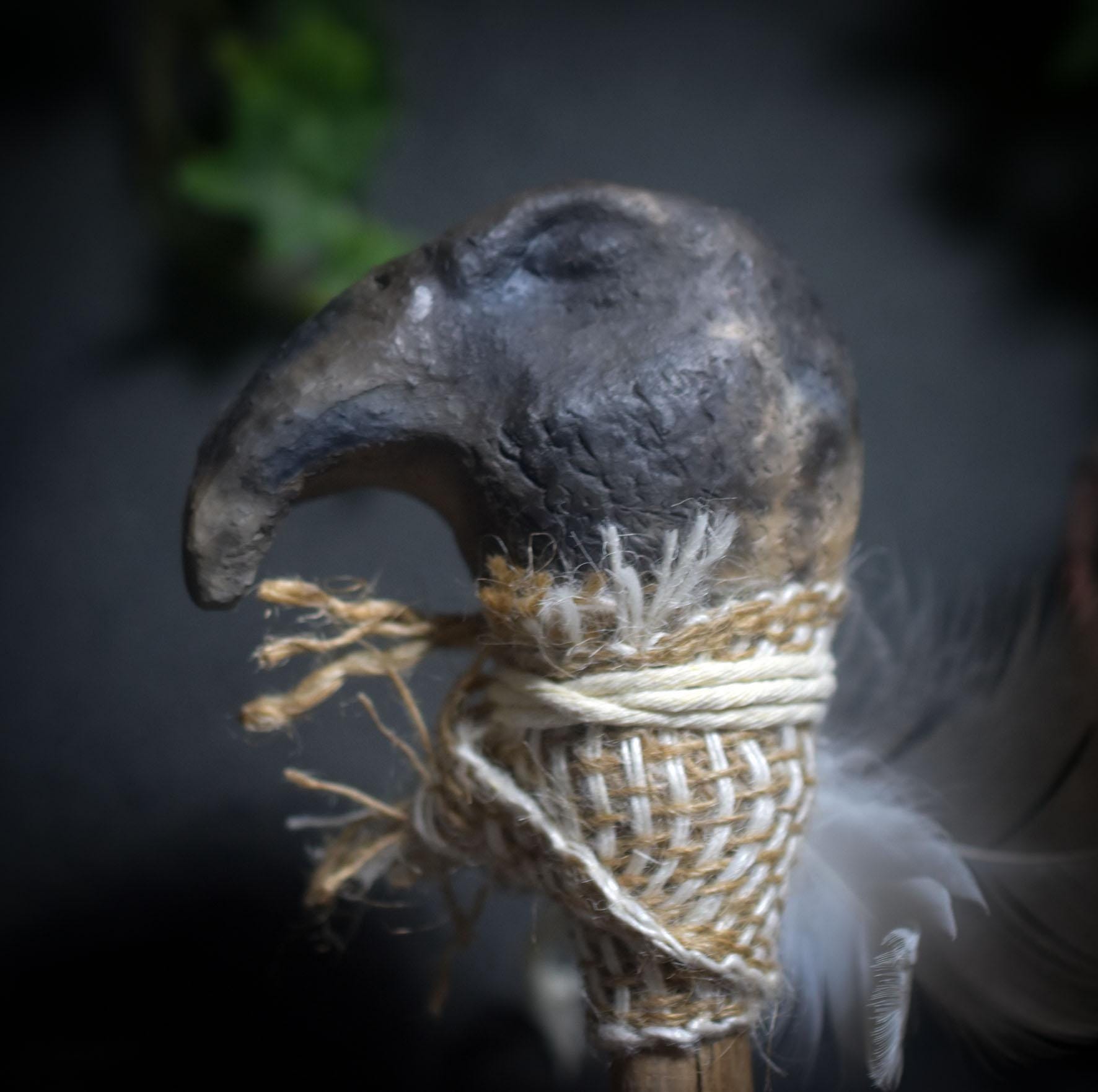 Ritualstab „Klarheit“ – Adlerkopf aus Ton mit Bergkristall, Jute und Schwanenfedern - Art.Nr.: RST035