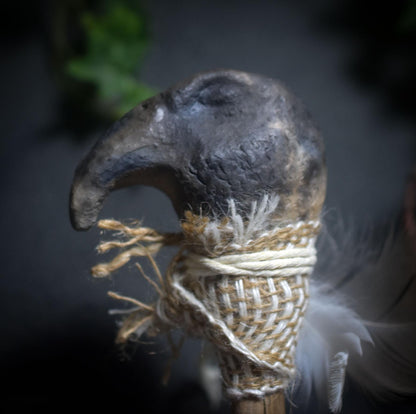 Ritualstab „Klarheit“ – Adlerkopf aus Ton mit Bergkristall, Jute und Schwanenfedern - Art.Nr.: RST035