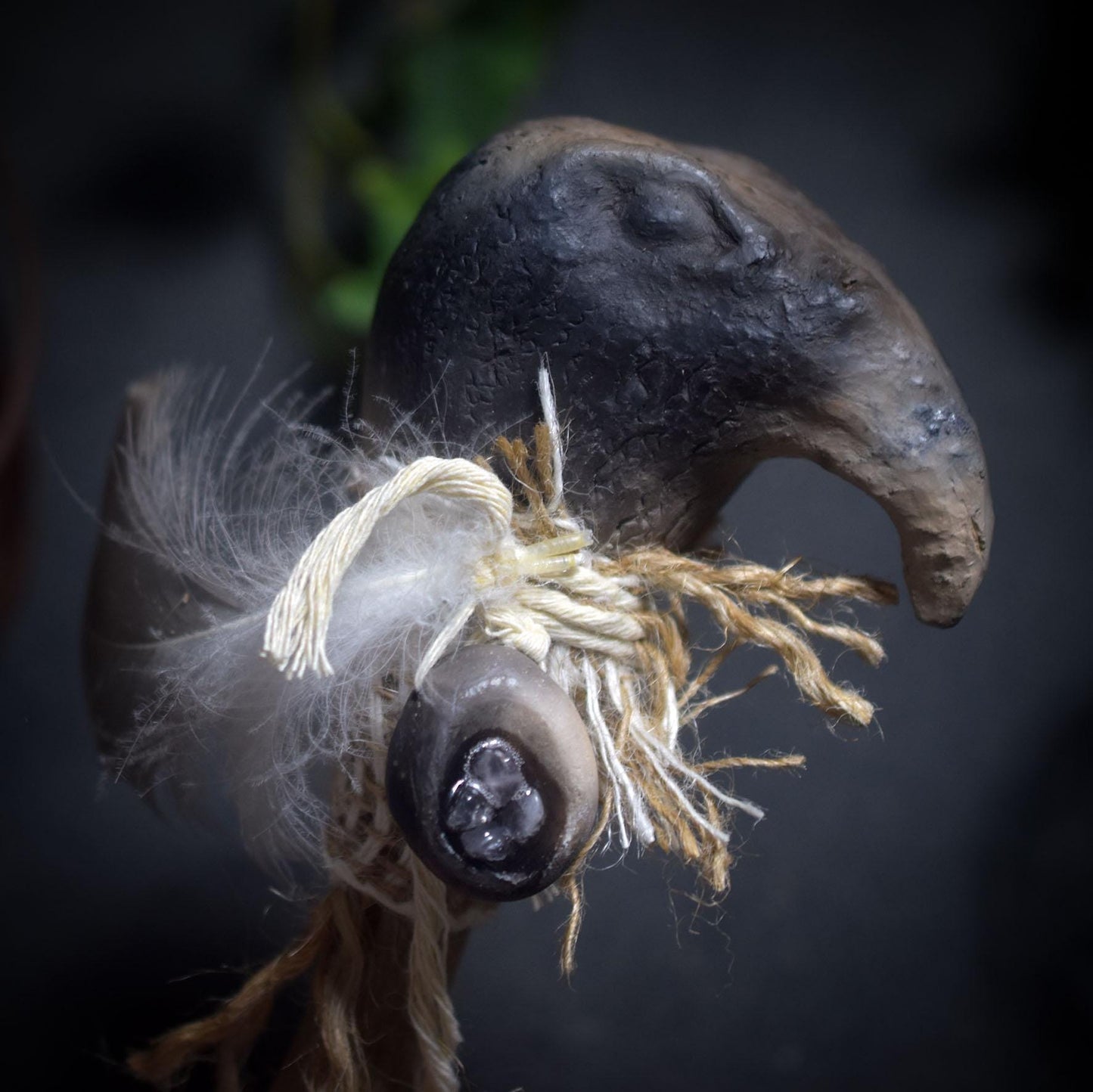 Ritualstab „Klarheit“ – Adlerkopf aus Ton mit Bergkristall, Jute und Schwanenfedern - Art.Nr.: RST035